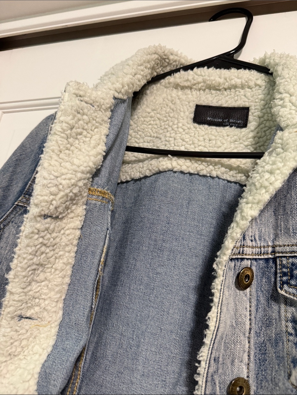 Sherpa-Lined Collar Light Wash Denim Jacket - Blue - Picture 2 of 4